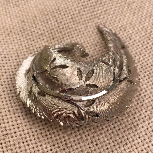 B.S.K. Vintage Silvertone Pin Diamond Cut Leaf - Picture 6 of 12